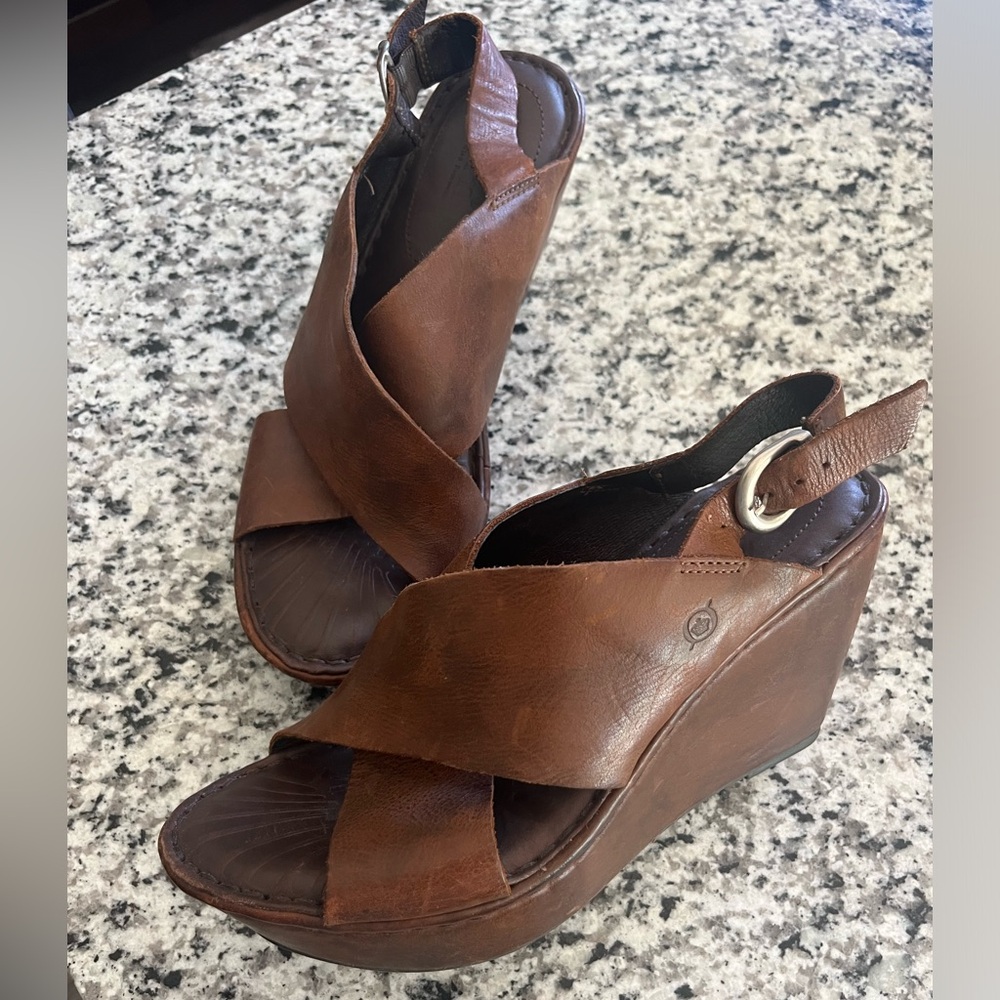 Born shoes size 8! so comfy!